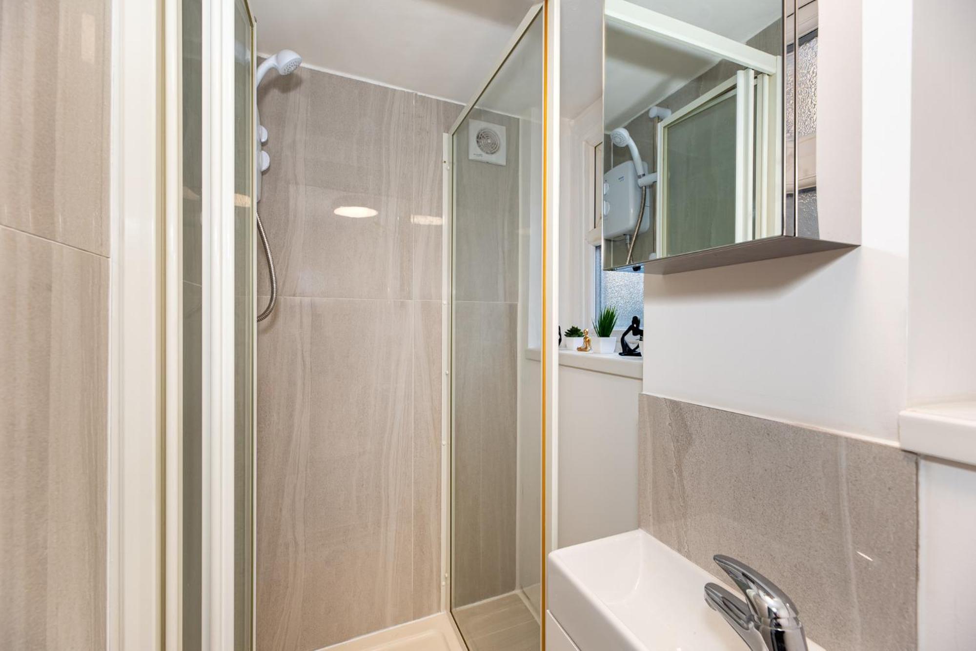 Cozy Ground-floor Studio, Excellent Access Londra